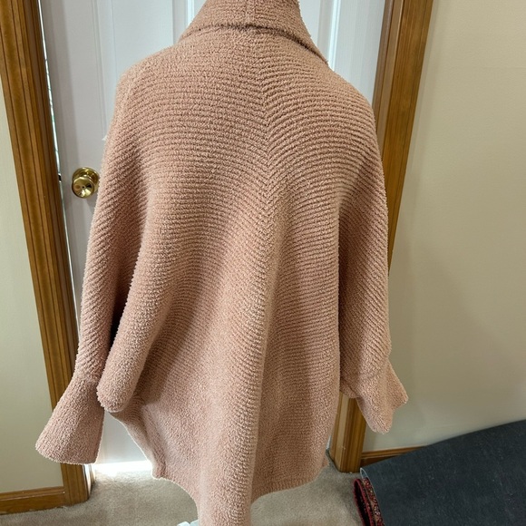 Barefoot Dreams cozy chic bat sleeve oversized warm and cozy still flattering - Picture 2 of 5